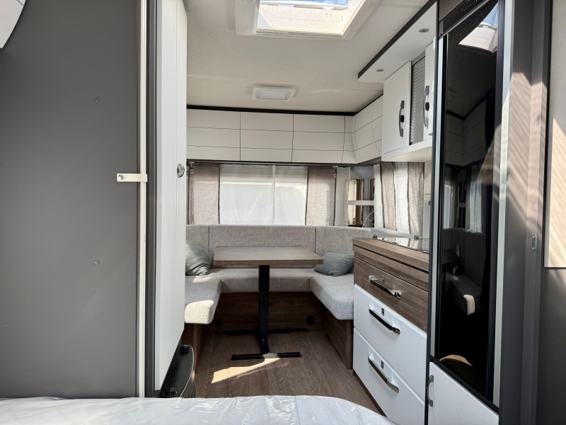 Hobby Excellent Edition 460 UFE Frans bed & rondzit!  foto: 12