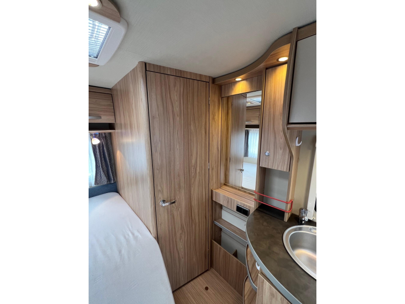 Eriba Nova Light 465 fransbed mover, luifel  foto: 18