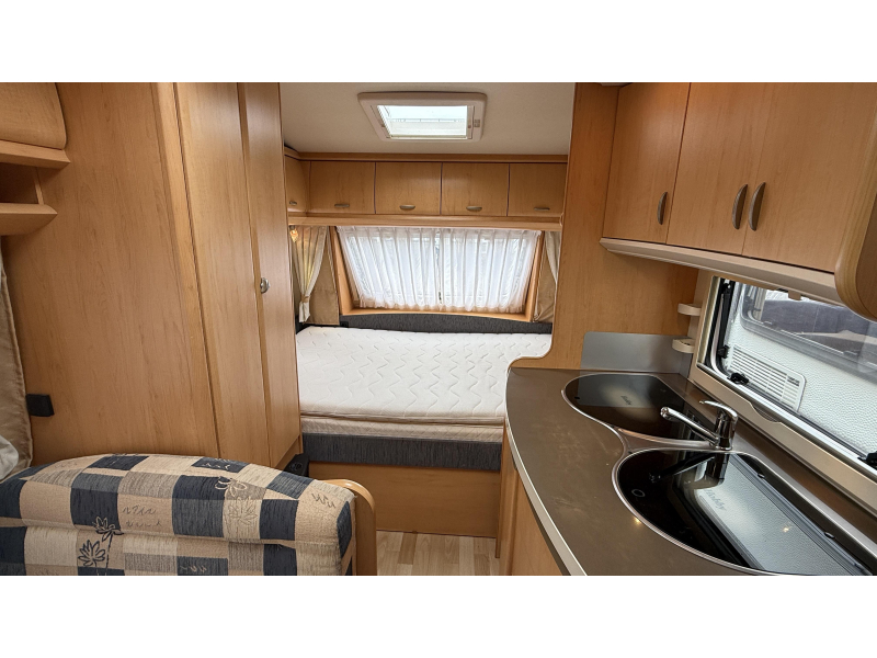 Hobby De Luxe 400 SF treinzit vast bed toilet  foto: 10
