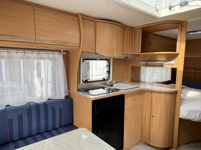 Bürstner Ventana 460 TS - Mover - Voortent  foto: 4