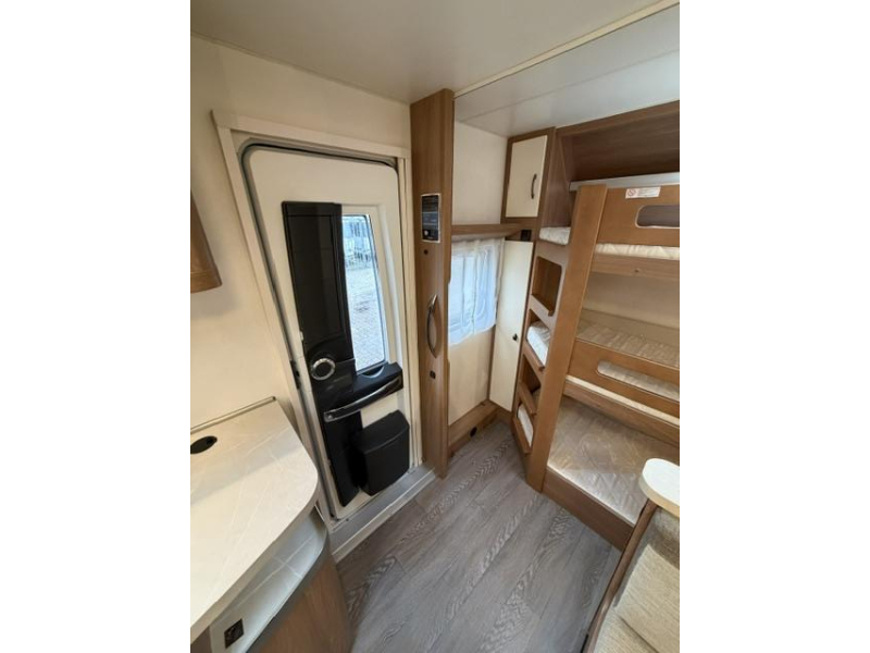 Hobby De Luxe 540 KMFE 3 stapelbed Mover Airco  foto: 23