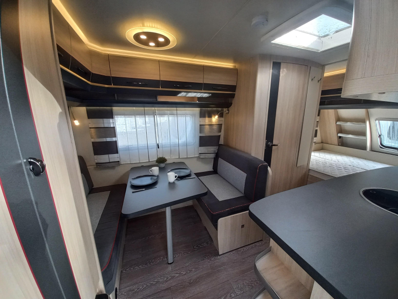 Hobby De Luxe Edition 440 SF voortent Unico-mover-etc  foto: 5