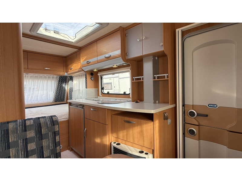 Knaus Sport 420 QD treinzit vast bed toilet  foto: 7