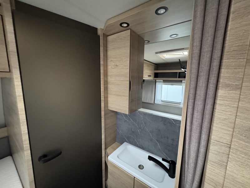 Weinsberg CaraOne Edition HOT 450 FU incl Mover en deel tent  foto: 9