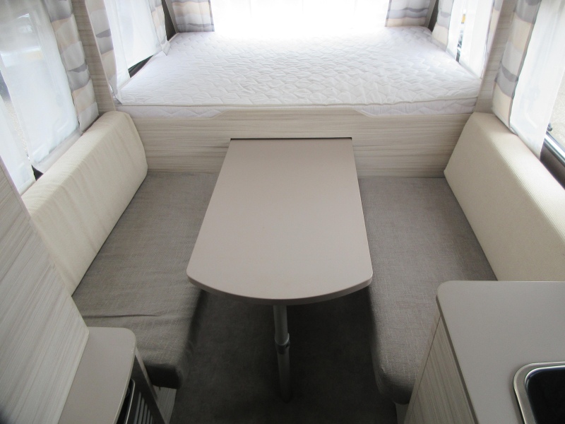 Dethleffs C'Joy 480 QLK GEZINS CARAVAN, VOORTENT  foto: 6