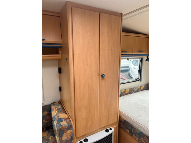 Hobby De Luxe 400 SF | Luifel | Fietsenrek | Mover Half Automaat | Vastbed | Dinette (Treinzit) | Tempo 100 | Schokbrekers foto: 14