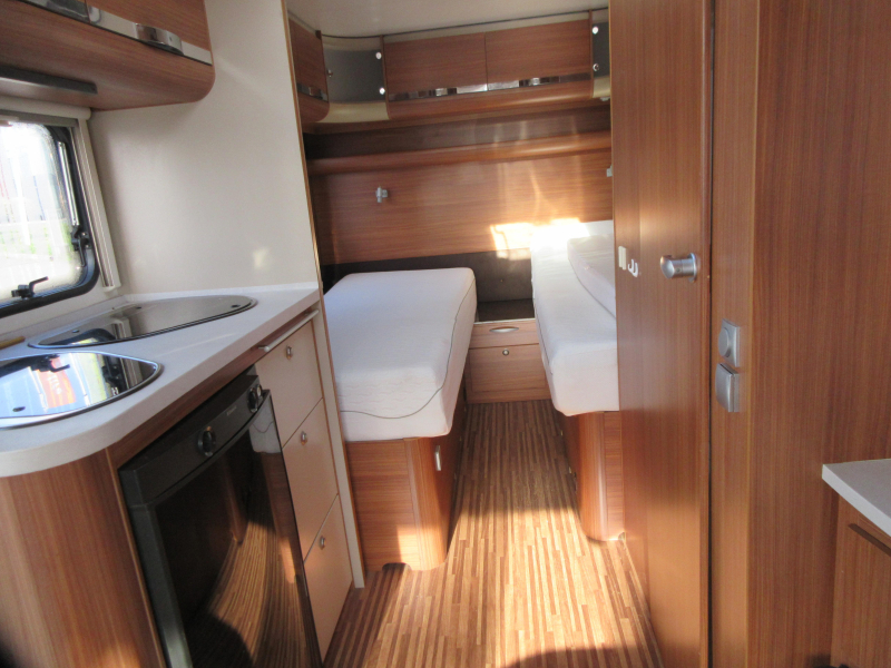 Adria Adora 492 UL MET MOVER & DAKVENTILATOR 
