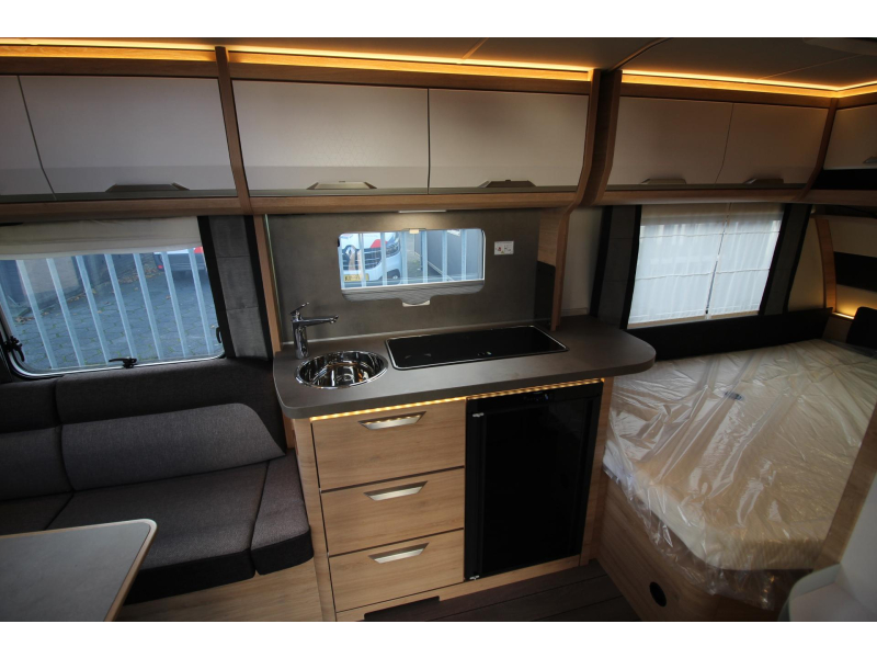 Knaus Sudwind Black Selection 450 FU Frans bed & rondzit!  foto: 7