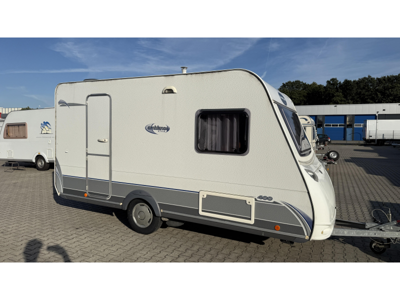 Caravelair Ambiance Style 400 CP eindkeuken zit vast bed  foto: 0