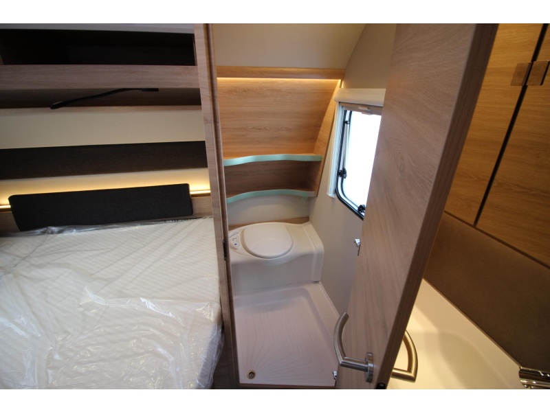 Knaus Sudwind Black Selection 450 FU Frans bed & rondzit!  foto: 19