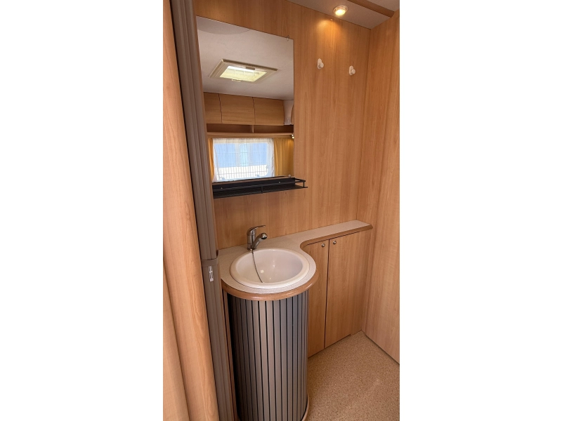 Home-Car Racer Spirit 45 frans bed rondzit toilet  foto: 4