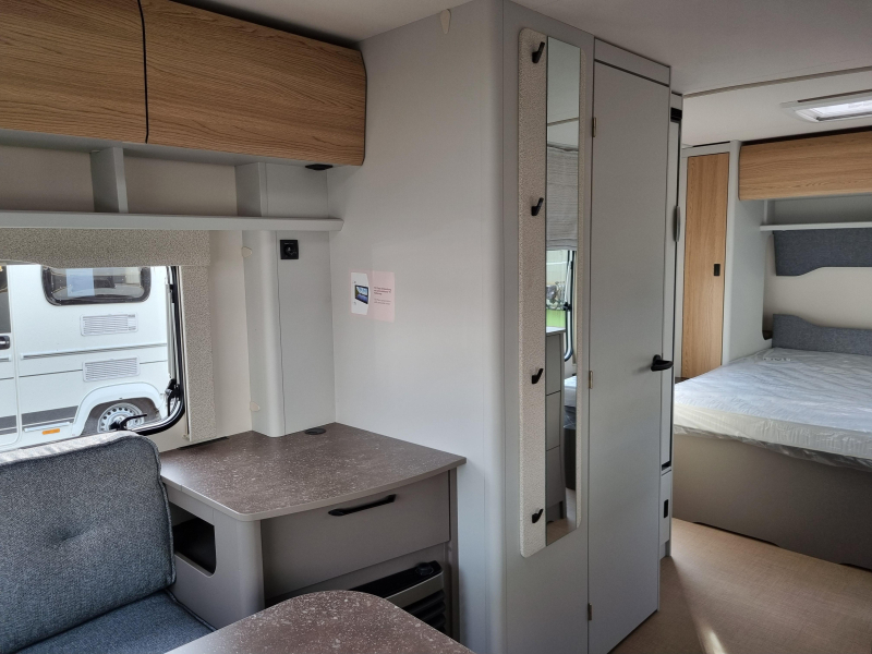 Bürstner B66 485 TS Queens bed - 1800 kg  foto: 16