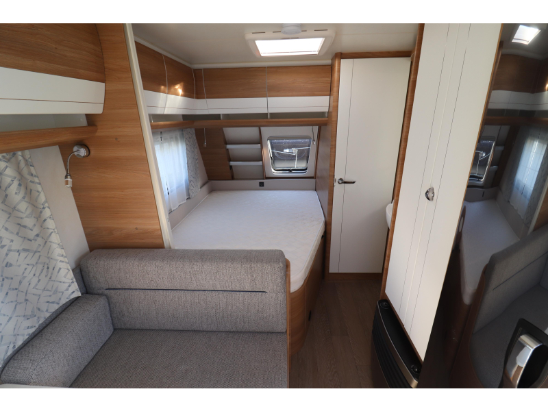 Hobby De Luxe 400 SFE Mover / Voortent  foto: 15