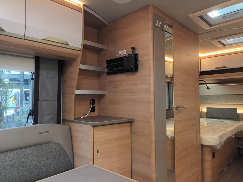 Knaus Sudwind Black Selection 460 EU  foto: 2