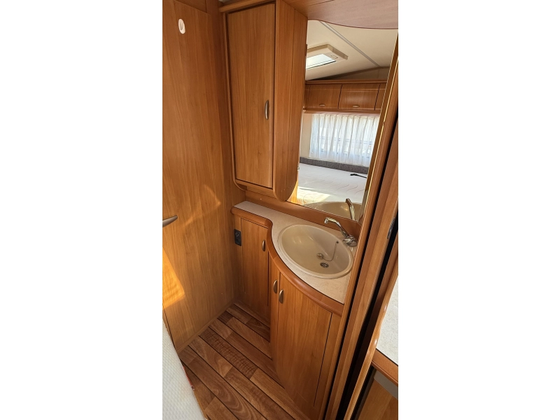 Hobby Excellent 410 SFE frans bed treinzit toilet  foto: 11