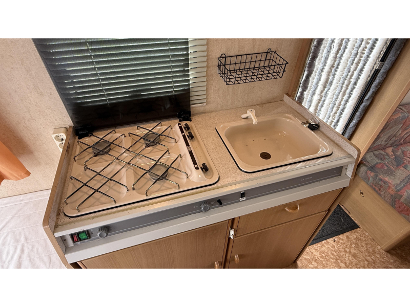 Adria Optima 425 TK vast bed zit toiletruimte  foto: 8
