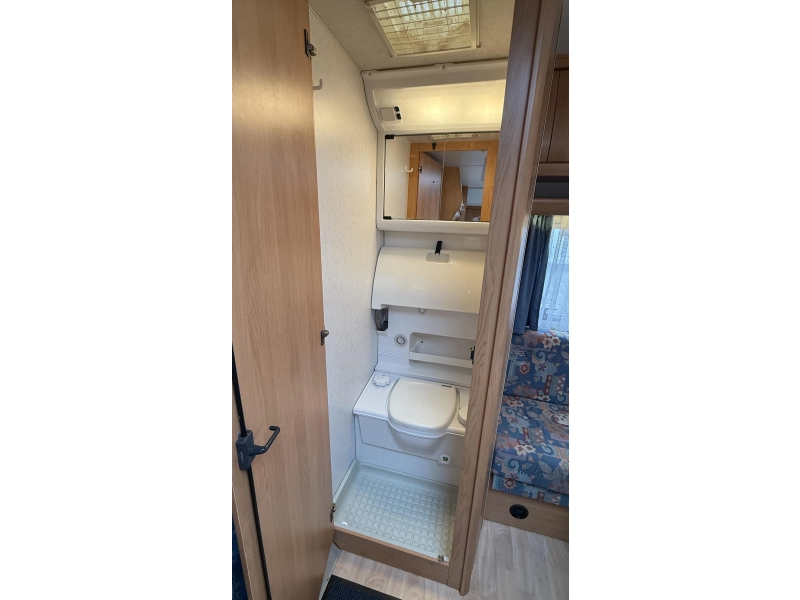 Hobby De Luxe 400 SB treinzit vast bed toilet  foto: 3