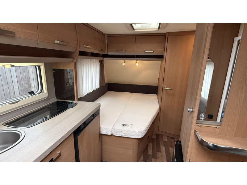 Knaus Sport 450 FU frans bed rondzit toilet  foto: 9