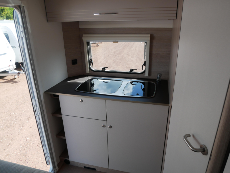 Bürstner Premio Life 425 TS Mover, voortent  foto: 5