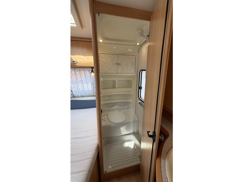Hobby De luxe Easy 500 KMFE stapelbed zit frans bed  foto: 11