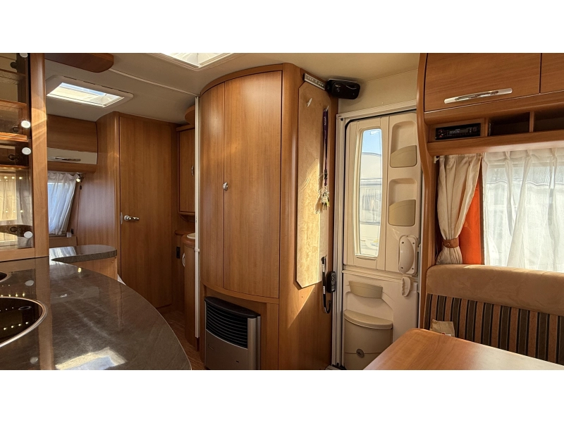 Hobby Excellent 495 UFE frans bed rondzit toilet  foto: 8