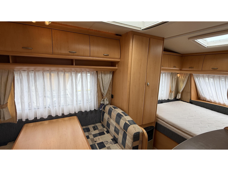 Hobby De Luxe 400 SF treinzit vast bed toilet  foto: 8