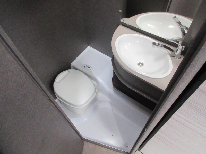 Dethleffs C'Joy 480 QLK GEZINS CARAVAN, VOORTENT  foto: 15