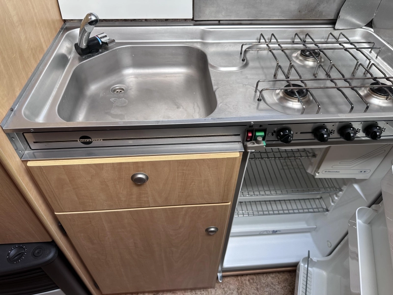Bürstner Ventana Avantgarde 430 TN met nieuwe voortent  foto: 8