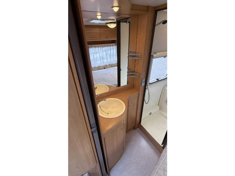 Knaus Sudwind 450 TF frans bed rondzit toilet 