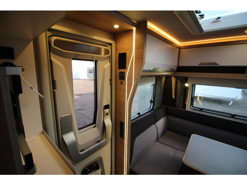 Knaus Sudwind Black Selection 450 FU Frans bed & rondzit!  foto: 17