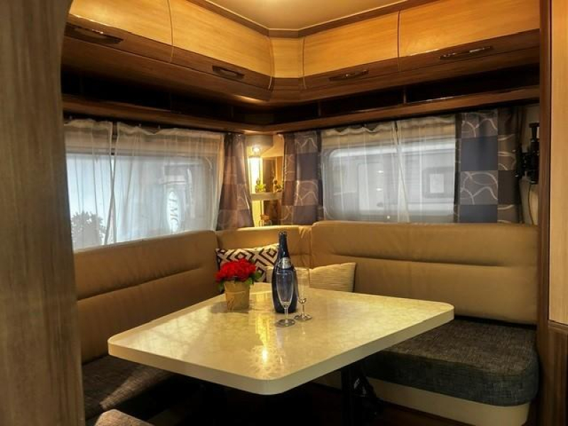 Hobby De Luxe 495 UL mover, voortent 