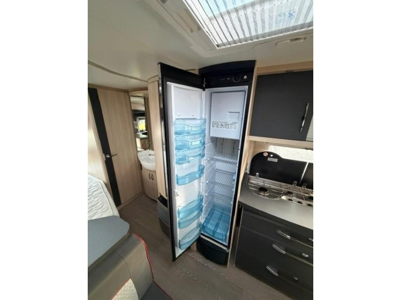 Hobby De Luxe Edition 560 KMFE stapelbed voortent mover  foto: 15