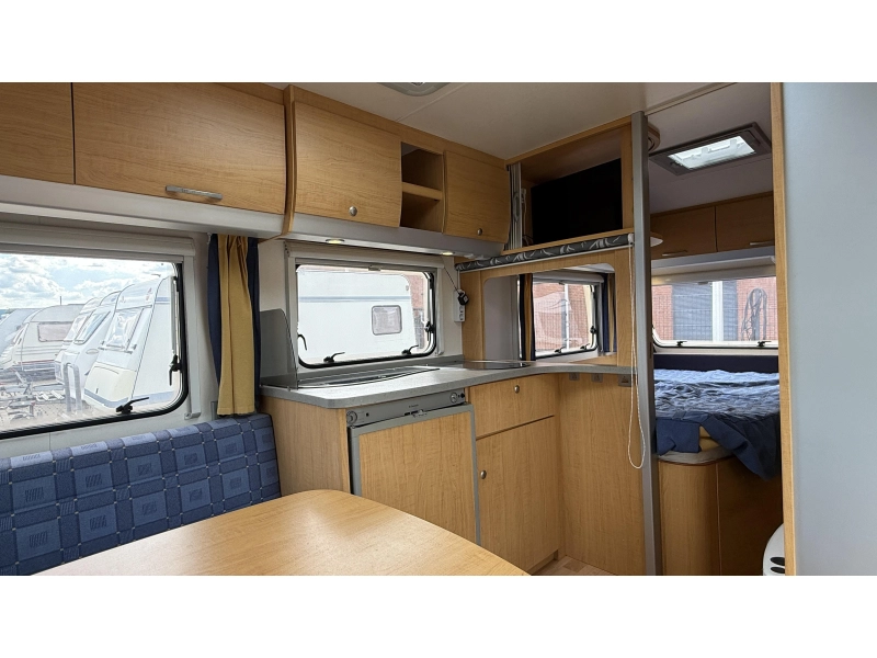 Knaus Sudwind 450 FU frans bed rondzit toilet 