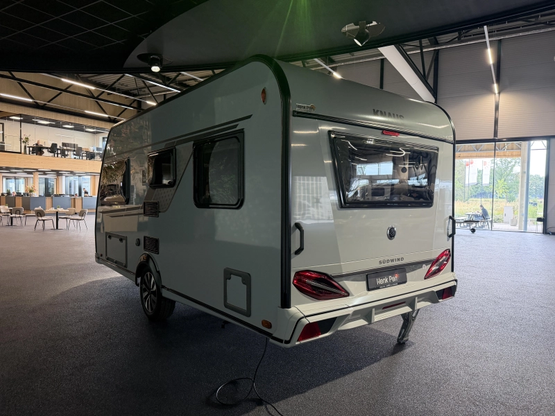 Knaus Sudwind Black Selection 450 FU dakairco / fransbed  foto: 6