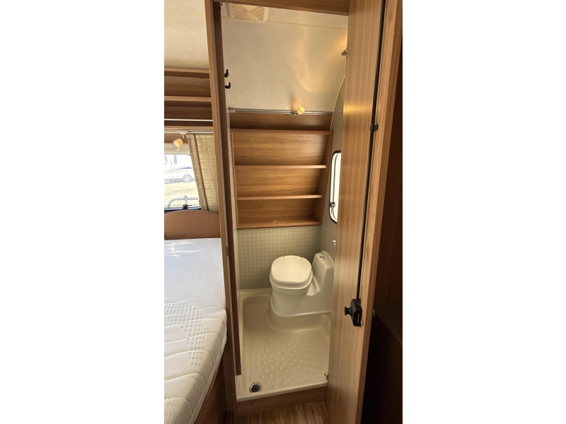 Bürstner Averso 460 TS frans bed rondzit toilet  foto: 11