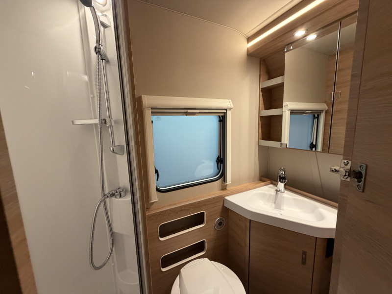 Knaus Sudwind Black Selection 500 QDK stapelbed / dwarsbed  foto: 13