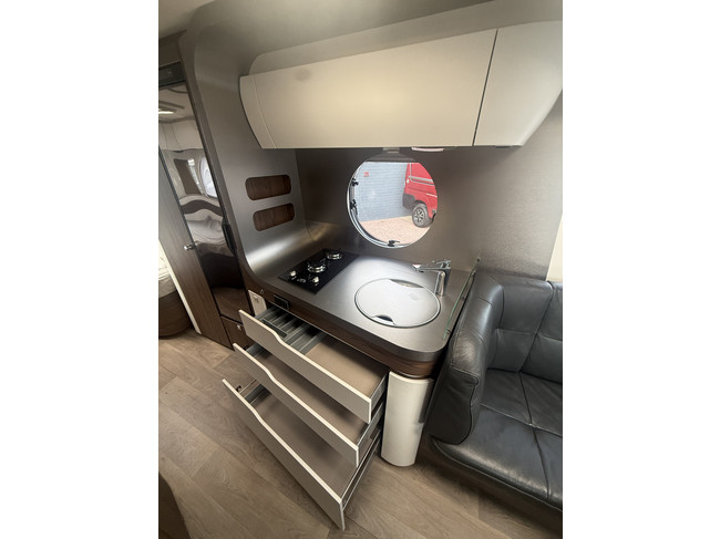 Eriba T 820 (TOURING 820) full options EP level systeem lengte bedden XT mover Truma zonnepanelen 2x dakairco Dometic elktr schotel foto: 11
