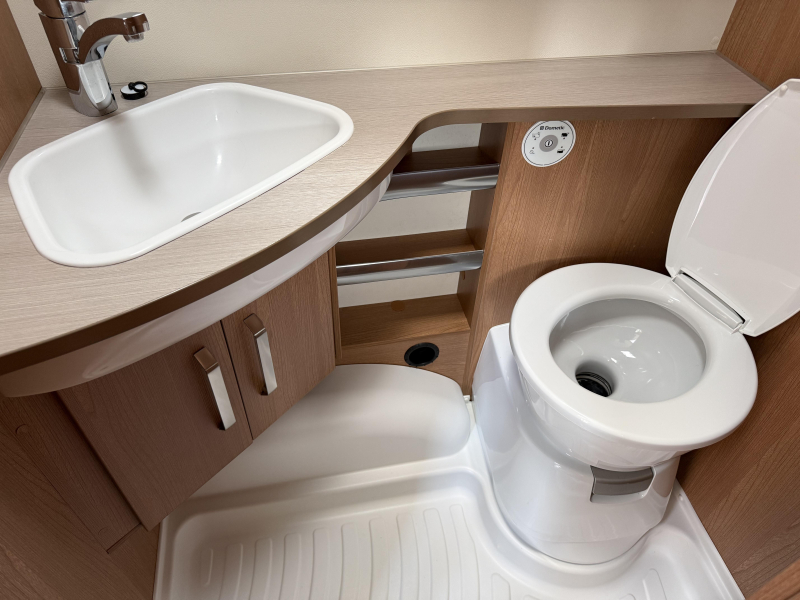 Knaus Sport 420 QD VASTBED TREINZIT VOORTENT  foto: 7