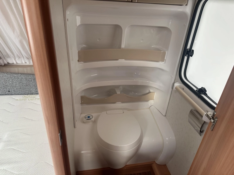 Hobby De Luxe 400 SFE mover - voortent - luifel  foto: 9