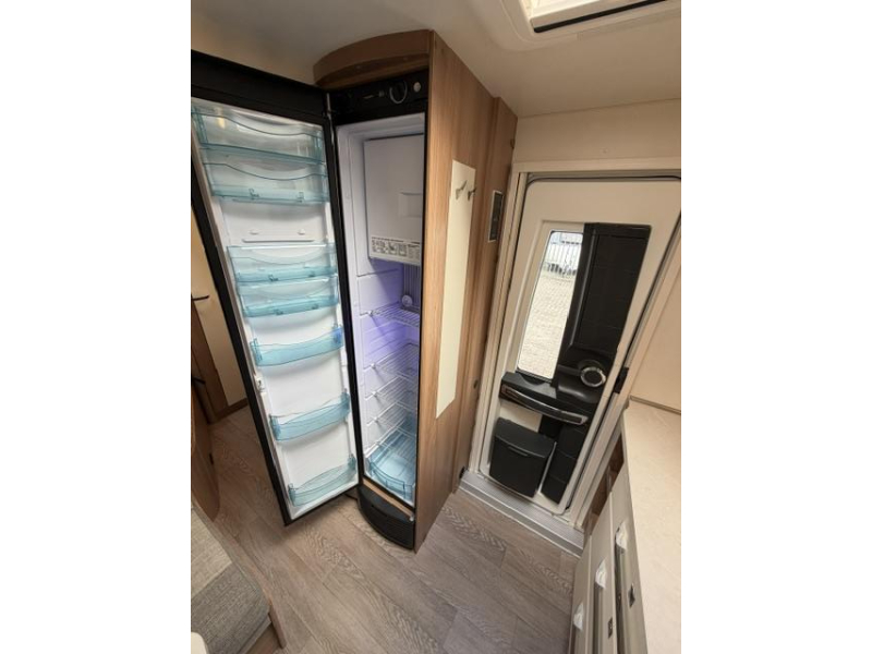 Hobby De Luxe 400 SFE Incl. Mover en Voortent  foto: 21