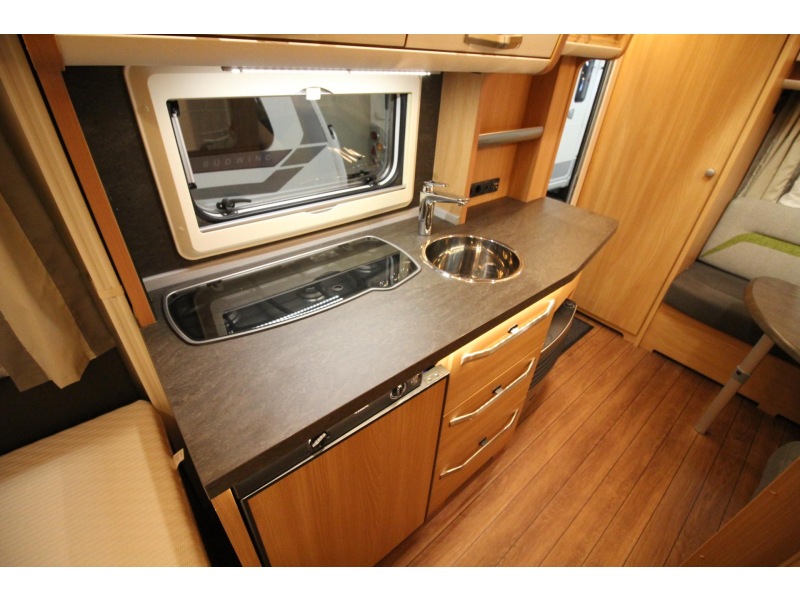 Knaus Sudwind Silver Selection 420 QD Mover Thule 6300 Voortent  foto: 11