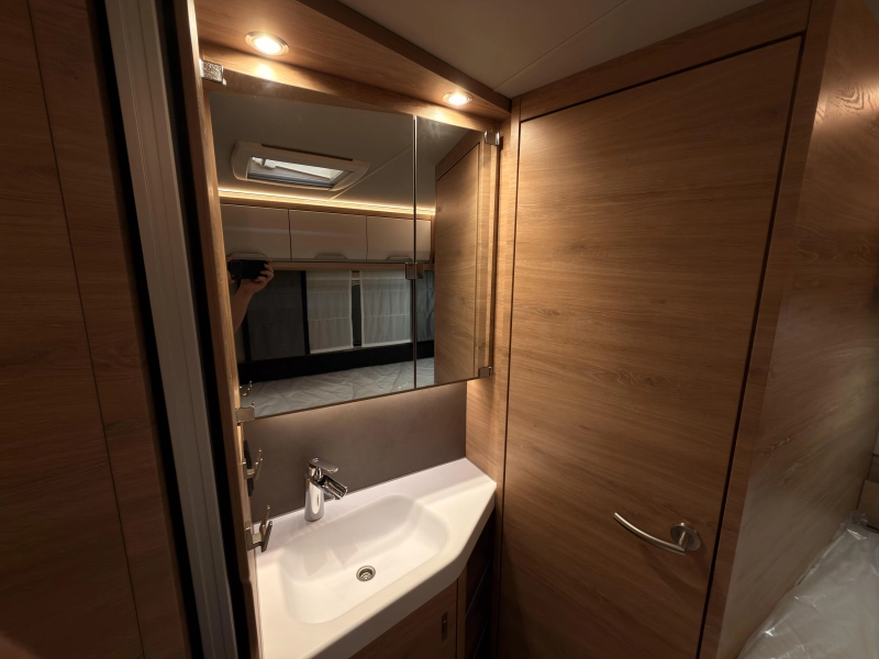 Knaus Sudwind Black Selection 500 FU 1800KG+vloer+Fransbed  foto: 17
