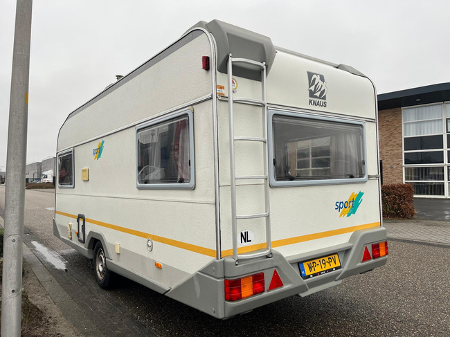Knaus Sport 2404 | Voortent | Halfautomaat mover | Vastbed | Dinette (rondzit) | Kachel | Casette toilet | Imperiaal/ladder foto: 6