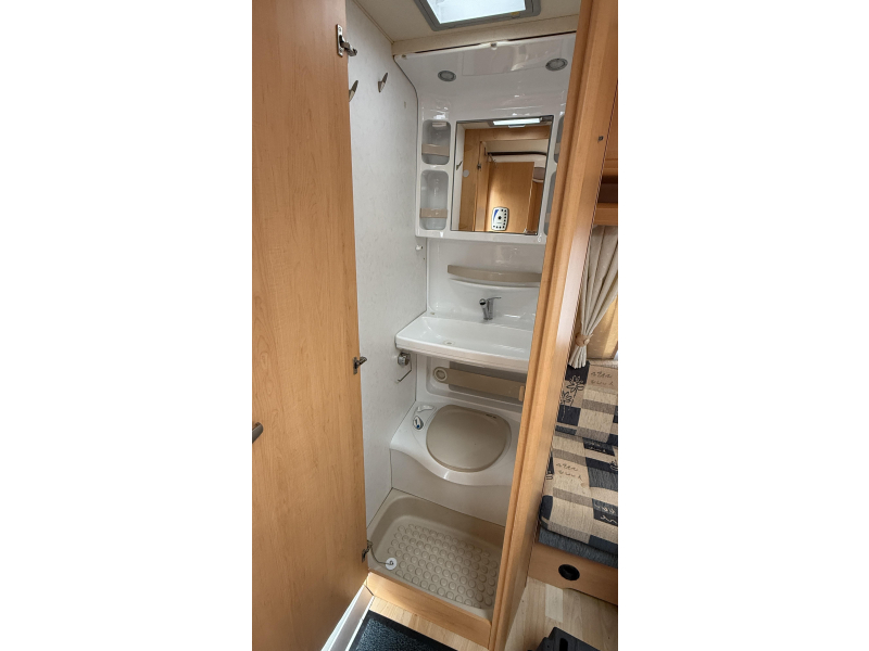 Hobby De Luxe 400 SF treinzit vast bed toilet 
