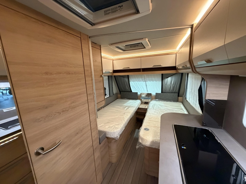 Knaus Sudwind Black Selection 500 EU enkele bedden / rondzit 