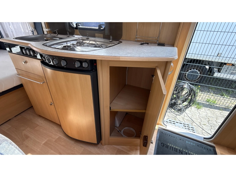 Dethleffs Camper 440 DB treinzit vast bed toilet  foto: 11