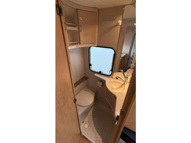 Caravelair Ambiance Style 372 keuken zitgroep toilet  foto: 6