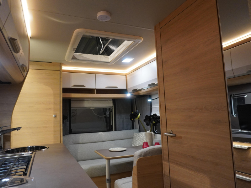 Knaus Sudwind Black Selection 420 QD COMPACT EN GROTE KEUKEN !  foto: 17