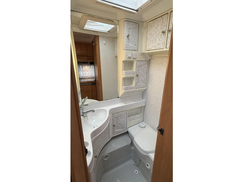 Hobby Excellent 470 UB rondzit dwars bed toilet  foto: 5
