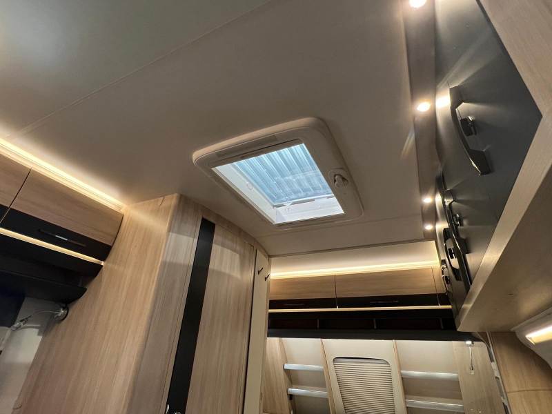 Hobby De Luxe Edition Silver 440 SF Mover, Fietsenrek, Luifel  foto: 16